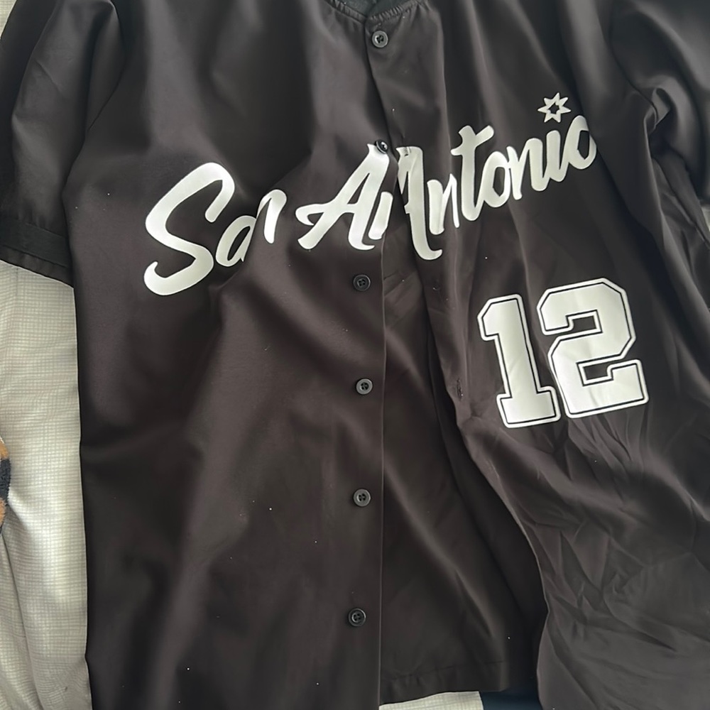 San antonio shirt size small- FITS LIKE MEDIUM